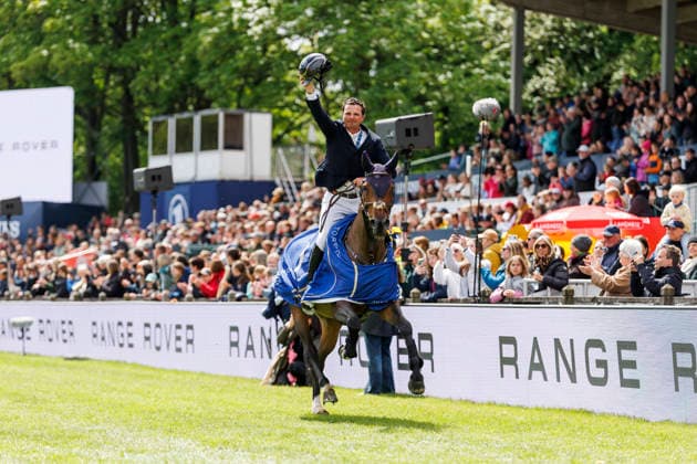 HAMBURG - Al Shira aa 95. Deutsches Spring- und Dressur DERBY 2026, HAMBURG - Al Shira aa 95. Deutsches Spring- und Dressur DERBY 2026 VAN OLST Mike (BEL), Comme Elle Faut Odth Z Siegerehrung Prize giving ceremony Al Shira aa Derby Tour Range Rover presents CSI4* Grand Prix - Int. jumping competition with jump-off (1.50 m) Hamburg, Jenischpark, Derby Park Klein Flottbek 16. May 2026 -