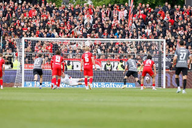 Fußball 3. Liga 38. Spieltag SSV Ulm - Rot-Weiss Essen am 16.05.2026 Im Donaustadion in Ulm Jakob Golz ( Rot-Weiss Essen ) Elfmetertor