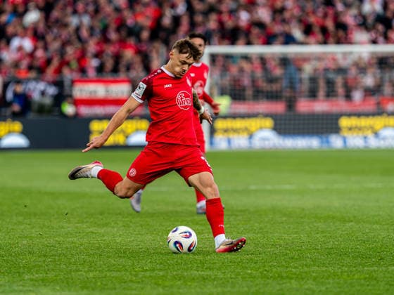 Jannik Hofmann (Rot-Weiss Essen, 37) mit einer Flanke, GER, SSV Ulm 1846 vs. Rot-Weiss Essen, Fussball, 3. Liga, Spielzeit 2025 2026, 16.05.2026, DFB DFL regulations prohibit any use of photographs as image sequences and or quasi-video. GER, SSV Ulm 1846 vs. Rot-Weiss Essen, Fussball, 3. Liga, Spielzeit 2025 2026, 16.05.2026 Ulm Copyright: xMichaelxSchmidt Eibner-Pressefotx EP_MST
