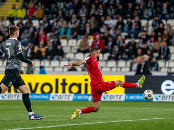 Ramien Safi (Rot-Weiss Essen, 07) verpasst den Ball knapp, GER, SSV Ulm 1846 vs. Rot-Weiss Essen, Fussball, 3. Liga, Spielzeit 2025 2026, 16.05.2026, DFB DFL regulations prohibit any use of photographs as image sequences and or quasi-video. GER, SSV Ulm 1846 vs. Rot-Weiss Essen, Fussball, 3. Liga, Spielzeit 2025 2026, 16.05.2026 Ulm Copyright: xMichaelxSchmidt Eibner-Pressefotx EP_MST