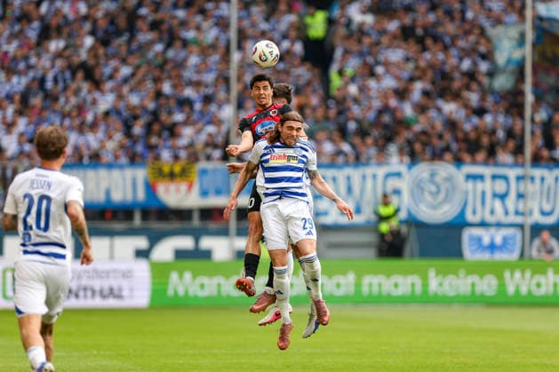 16.05.2026, GER, Fussball, Herren, 3. Liga, Saison 2025 2026, MSV Duisburg - Viktoria Köln Jakob Sachse (Viktoria Köln), Tobias Fleckstein (MSV Duisburg) und Can Coskun (MSV Duisburg) im Kampf um den Ball Duisburg schauinsland-reisen-Arena Nordrhein-Westfalen Deutschland Copyright: xAdrianxSchlüterx