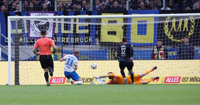 16.05.2026, Fussball, Herren, 3. Liga, Saison 2025 2026, 1. FC Saarbrücken - FC Hansa Rostock, Emil Holten (FC Hansa Rostock) erzielt gegen Phillip Menzel (1. FC Saarbruecken) das Tor zum 0:2, Torschuss zum 0:2 Saarbrücken Ludwigsparkstadion Saarland Deutschland (DEU) Copyright: xFabianxKleerx