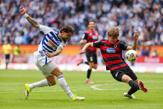 16.05.2026, GER, Fussball, Herren, 3. Liga, Saison 2025 2026, MSV Duisburg - Viktoria Köln Lex Tyger Lobinger (MSV Duisburg) und Tim Kloss (Viktoria Köln) im Kampf um den Ball Duisburg schauinsland-reisen-Arena Nordrhein-Westfalen Deutschland Copyright: xAdrianxSchlüterx