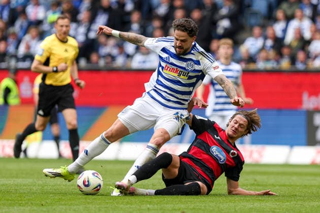 16.05.2026, GER, Fussball, Herren, 3. Liga, Saison 2025 2026, MSV Duisburg - Viktoria Köln Lex Tyger Lobinger (MSV Duisburg) und Tobias Eisenhuth (Viktoria Köln) im Kampf um den Ball Duisburg schauinsland-reisen-Arena Nordrhein-Westfalen Deutschland Copyright: xAdrianxSchlüterx