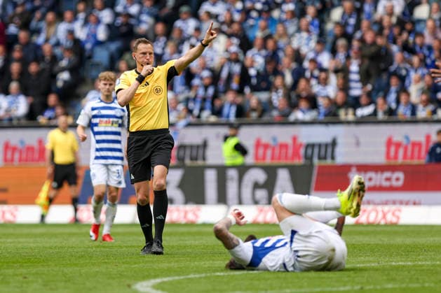 16.05.2026, GER, Fussball, Herren, 3. Liga, Saison 2025 2026, MSV Duisburg - Viktoria Köln Schiedsrichter Martin Petersen gestikuliert, Gestik und Mimik Duisburg schauinsland-reisen-Arena Nordrhein-Westfalen Deutschland Copyright: xAdrianxSchlüterx