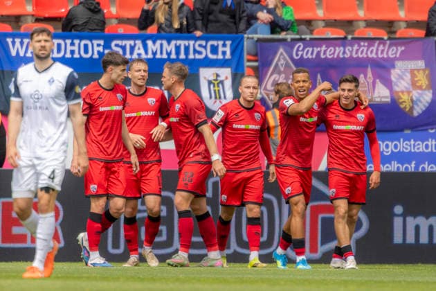 Ingolstadt, Deutschland 16. Mai 2026: 3. Liga - 2025 2026 - Sp. 38 - FC Ingolstadt 04 gegen SV Waldhof Mannheim Im Bild: in der Traube Torschütze Marcel Costly (FCI) jubelt nach seinem Tor zum 2:0 mit seinen Mannschaftskollegen, DFB regulations prohibit any use of photographs as image sequences and or quasi-video Audi Sportpark Bayern Copyright: xFotostandx xSchäferx