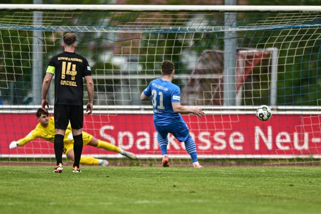 Regionalliga Bayern: FV Illertissen gegen TSV Schwaben, 09.05.2026 Illertissen Tobias Rühle (FV Illertissen, 31) erzieltn das 1: 0 durch Elfmeter; Maximilian Reil (TSV Schwaben Augsburg, 35) hat sich die falscvhe Ecke ausgesucht , Illertissen, 16.05.2026 - 33. Spieltag der Regionalliga Bayern, TFV Illertissen gegen TSV Schwaben, Illertissen, Vöhlin-Stadion Copyright: xBEAUTIFULxSPORTS Märklx