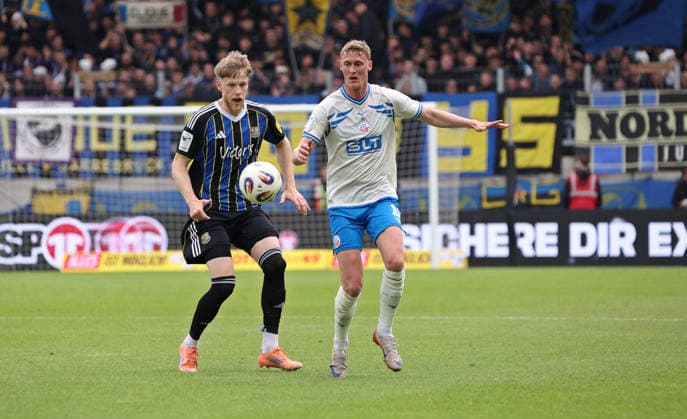 16.05.2026, Fussball, Herren, 3. Liga, Saison 2025 2026, 1. FC Saarbrücken - FC Hansa Rostock, Joel Bichsel (1. FC Saarbruecken) Emil Holten (FC Hansa Rostock) Saarbrücken Ludwigsparkstadion Saarland Deutschland (DEU) Copyright: xFabianxKleerx