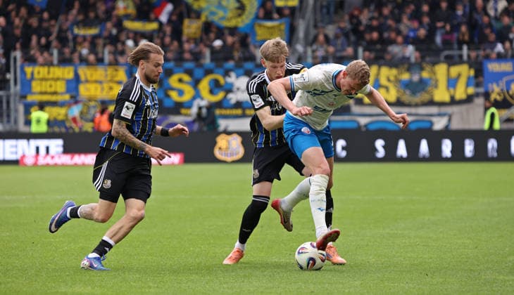 16.05.2026, Fussball, Herren, 3. Liga, Saison 2025 2026, 1. FC Saarbrücken - FC Hansa Rostock, Niko Bretschneider (1. FC Saarbruecken) Joel Bichsel (1. FC Saarbruecken) Emil Holten (FC Hansa Rostock) Saarbrücken Ludwigsparkstadion Saarland Deutschland (DEU) Copyright: xFabianxKleerx