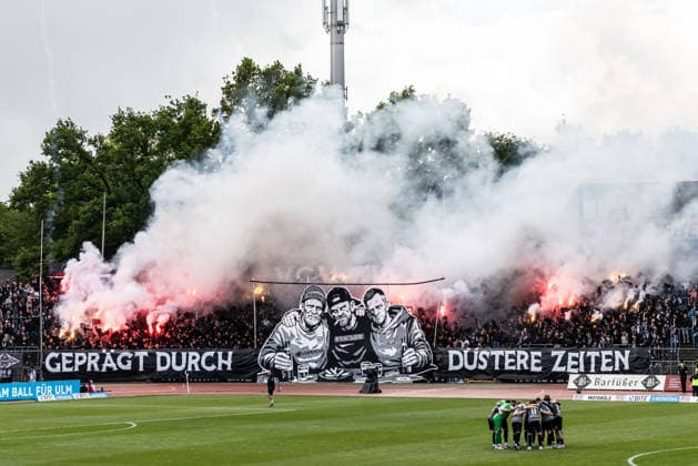 Fussball, Saison 2025 2026, 3. Liga, Donaustadion Ulm, 38. Spieltag, SSV Ulm 1846 Fußball - Rot-Weiss Essen, 16.05.2026 16.05.2026, Fussball, Saison 2025 2026, 3. Liga, Donaustadion Ulm, 38. Spieltag, SSV Ulm 1846 Fußball - Rot-Weiss Essen, Choreo Choreographie der Fans des SSV Ulm im D-Block Donaustadion Foto: Lucca Fundel Ulm Donaustadion Baden-Württemberg Deutschland