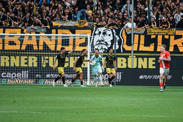 Deutschland: Fußball 3. Liga Männer 2025 - 2026, 38. Spieltag - TSV Alemannia Aachen vs TSV Havelse - Tivoli (Aachen): Manuel Riemann (Alemannia Aachen, 1) pariert Elfmeter, Strafstoss, Jubel, Mika Hanraths (Alemannia Aachen, 15), Petros Bagkalianis Petros Bagalianis (Alemannia Aachen, 2), Danilo Wiebe (Alemannia Aachen, 28) Copyright: xThiemoxRudolphx
