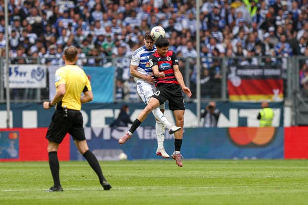 16.05.2026, GER, Fussball, Herren, 3. Liga, Saison 2025 2026, MSV Duisburg - Viktoria Köln Tobias Fleckstein (MSV Duisburg) und Jakob Sachse (Viktoria Köln) im Kampf um den Ball Duisburg schauinsland-reisen-Arena Nordrhein-Westfalen Deutschland Copyright: xAdrianxSchlüterx