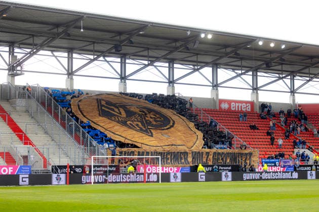 Ingolstadt, Deutschland 16. Mai 2026: 3. Liga - 2025 2026 - Sp. 38 - FC Ingolstadt 04 gegen SV Waldhof Mannheim Im Bild: Die Fans von Waldhof Mannheim mit Choroe im Gästeblock. DFB regulations prohibit any use of photographs as image sequences and or quasi-video Audi Sportpark Bayern Copyright: xFotostandx xSchäferx