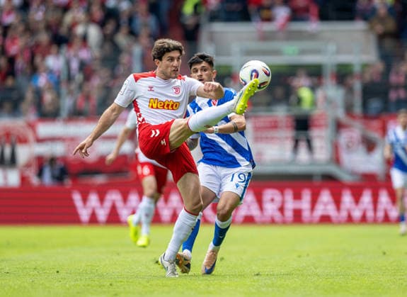 Fussball, Herren, Saison 2025 2026, 3. Liga (38. Spieltag), SSV Jahn Regensburg - FC Energie Cottbus, v.l. Benedikt Bauer (Regensburg), Jannis Boziaris (Energie Cottbus), 16.05. 2026, Copyright: xSebastianxRäppold MatthiasxKochx