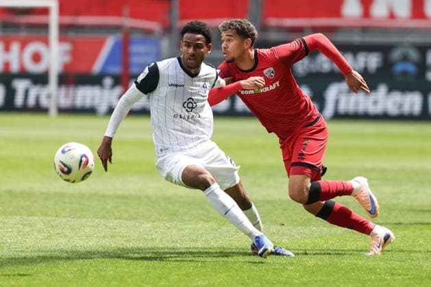 3. Liga; FC Ingolstadt 04 - SV Waldhof Mannheim; Zweikampf Kampf um den Ball Yann Sturm (7, FCI) Ba Sanoussy (25 SVWM) 3. Liga - FC Ingolstadt 04 Saison 2025 2026 SV Waldhof Mannheim;