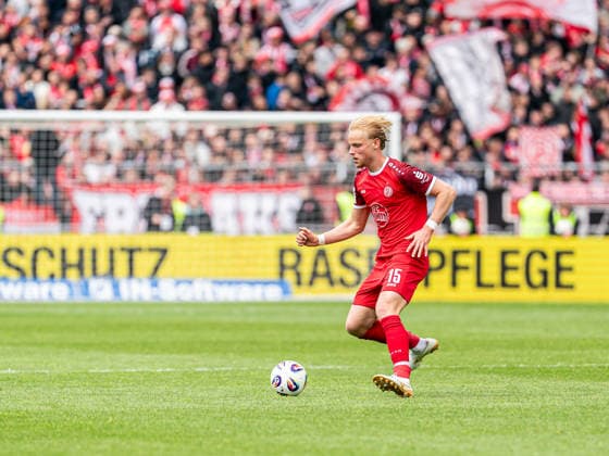 Ben Huening (Rot-Weiss Essen, 15) am Ball, GER, SSV Ulm 1846 vs. Rot-Weiss Essen, Fussball, 3. Liga, Spielzeit 2025 2026, 16.05.2026, DFB DFL regulations prohibit any use of photographs as image sequences and or quasi-video. GER, SSV Ulm 1846 vs. Rot-Weiss Essen, Fussball, 3. Liga, Spielzeit 2025 2026, 16.05.2026 Ulm Copyright: xMichaelxSchmidt Eibner-Pressefotx EP_MST