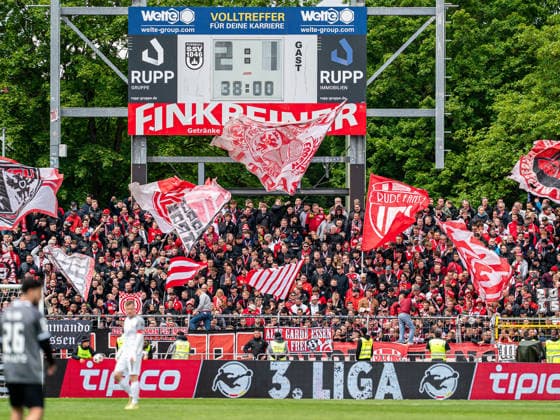 Die mitgereisten Fans von Rot-Weiss Essen sorgen fuer Stimmung, GER, SSV Ulm 1846 vs. Rot-Weiss Essen, Fussball, 3. Liga, Spielzeit 2025 2026, 16.05.2026, DFB DFL regulations prohibit any use of photographs as image sequences and or quasi-video. GER, SSV Ulm 1846 vs. Rot-Weiss Essen, Fussball, 3. Liga, Spielzeit 2025 2026, 16.05.2026 Ulm Copyright: xMichaelxSchmidt Eibner-Pressefotx EP_MST