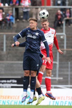Jannik Kraemer (Krämer) (SI) re. gegen Robin Hilger (VE) li. und Timo Mehlich (VE) verdeckt Fussball Regionalliga West, 34. Spieltag, Sportfreunde Siegen - SSVg Velbert 02, am 16.05.2026 in Siegen Deutschland.
