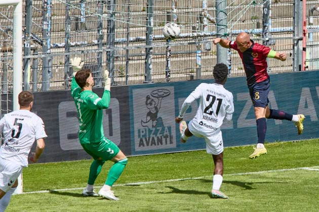 Regionalliga Bayern, SpVgg Unterhaching vs SV Wacker Burghausen, Burghausen SV Wacker, Unterhaching SpVgg, Unterhaching SpVgg (I), 2026-05-16 in München-Unterhaching (uhlsportPARK Unterhaching) Goal (Tor) SpVgg Unterhaching 1:0 STIEFLER Manuel (SpVgg Unterhaching Innenverteidiger (Nr.8) - UHG8), WAGENSPÖCK Luca (SV Wacker Burghausen Linker Verteidiger Nr21-SVW21), SCHÖLLER Markus (SV Wacker Burghausen Torwart Nr1-SVW1) sportworld München-Unterhaching uhlsportPARK Unterhaching Bayern Deutschland