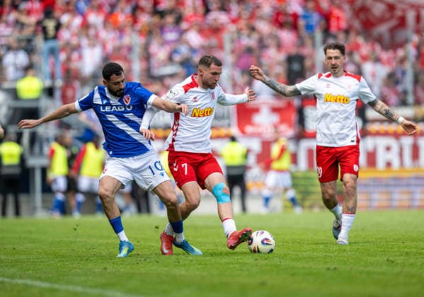 Fussball, Herren, Saison 2025 2026, 3. Liga (38. Spieltag), SSV Jahn Regensburg - FC Energie Cottbus, v.l. Tolcay Cigerci (Energie Cottbus), Oscar Schönfelder (Regensburg), Adrian Fein (Regensburg), 16.05. 2026, Copyright: xSebastianxRäppold MatthiasxKochx