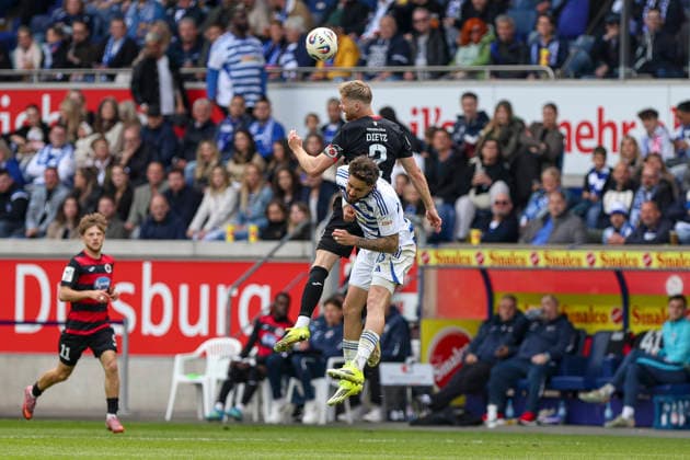 16.05.2026, GER, Fussball, Herren, 3. Liga, Saison 2025 2026, MSV Duisburg - Viktoria Köln Lars Dietz (Viktoria Köln) und Lex Tyger Lobinger (MSV Duisburg) im Kampf um den Ball Duisburg schauinsland-reisen-Arena Nordrhein-Westfalen Deutschland Copyright: xAdrianxSchlüterx