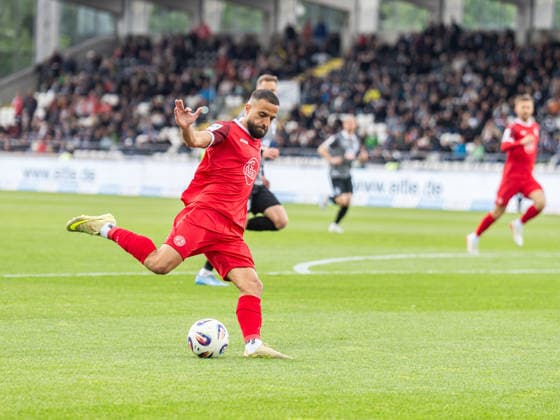 Ramien Safi (Rot-Weiss Essen, 07) schiesst aufs Ulmer Tor, GER, SSV Ulm 1846 vs. Rot-Weiss Essen, Fussball, 3. Liga, Spielzeit 2025 2026, 16.05.2026, DFB DFL regulations prohibit any use of photographs as image sequences and or quasi-video. GER, SSV Ulm 1846 vs. Rot-Weiss Essen, Fussball, 3. Liga, Spielzeit 2025 2026, 16.05.2026 Ulm Copyright: xMichaelxSchmidt Eibner-Pressefotx EP_MST