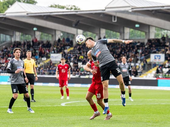 Niklas Koelle (SSV Ulm 1846, 32) gewinnt das Kopfballduell gegen Tobias Kraulich (Rot-Weiss Essen, 33), GER, SSV Ulm 1846 vs. Rot-Weiss Essen, Fussball, 3. Liga, Spielzeit 2025 2026, 16.05.2026, DFB DFL regulations prohibit any use of photographs as image sequences and or quasi-video. GER, SSV Ulm 1846 vs. Rot-Weiss Essen, Fussball, 3. Liga, Spielzeit 2025 2026, 16.05.2026 Ulm Copyright: xMichaelxSchmidt Eibner-Pressefotx EP_MST