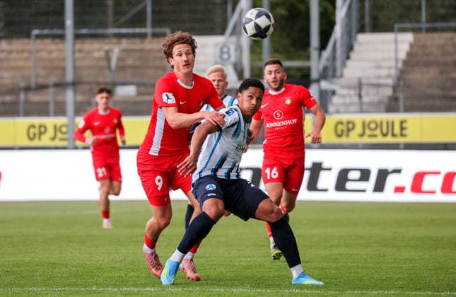16.05.2026, Deutschland, Stuttgart, Fussball Regionalliga Südwest, SV Stuttgarter Kickers vs. SG Sonnenhof Großaspach, v.l. Max Düwel (SG), David Udogu (Kickers), Marius Kunde (SG)