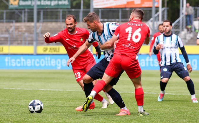 16.05.2026, Deutschland, Stuttgart, Fussball Regionalliga Südwest, SV Stuttgarter Kickers vs. SG Sonnenhof Großaspach, v.l. Fabian Eisele (SG), David Braig (Kickers), Marius Kunde (SG)