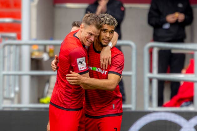 Ingolstadt, Deutschland 16. Mai 2026: 3. Liga - 2025 2026 - Sp. 38 - FC Ingolstadt 04 gegen SV Waldhof Mannheim Im Bild: in der Traube Torschütze Yann Sturm (FCI) jubelt nach seinem Tor zum 4:0 mit seinen Mannschaftskollegen, DFB regulations prohibit any use of photographs as image sequences and or quasi-video Audi Sportpark Bayern Copyright: xFotostandx xSchäferx