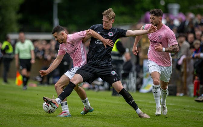Fussball, Saison 2025 2026, Regionalliga West, 16.05.2026, 34. Spieltag, Herren, 1.FC Bocholt (rosa) vs. RW Oberhausen (schwarz) v.l.: Marvin Lorch (1.FC Bocholt), Simon Ludwig (RW Oberhausen), Cedric Euschen (1.FC Bocholt), Bocholt Stadion am Huenting Nordrhein-Westfalen Deutschland