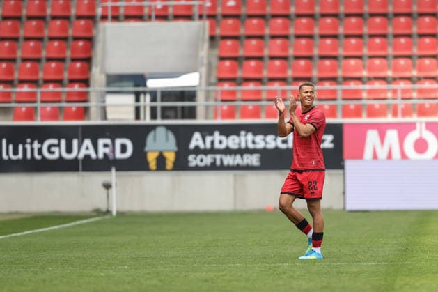 3. Liga; FC Ingolstadt 04 - SV Waldhof Mannheim; Marcel Costly (22, FCI) geht im letzten Spiel vom Platz, Spieler bedanken sich bei den Fans 3. Liga - FC Ingolstadt 04 Saison 2025 2026 SV Waldhof Mannheim;
