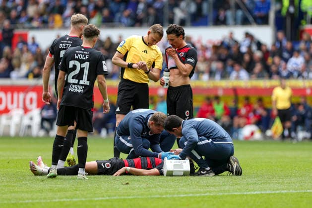 16.05.2026, GER, Fussball, Herren, 3. Liga, Saison 2025 2026, MSV Duisburg - Viktoria Köln Tobias Eisenhuth (Viktoria Köln) liegt verletzt am Boden Duisburg schauinsland-reisen-Arena Nordrhein-Westfalen Deutschland Copyright: xAdrianxSchlüterx