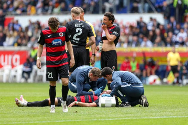 16.05.2026, GER, Fussball, Herren, 3. Liga, Saison 2025 2026, MSV Duisburg - Viktoria Köln Tobias Eisenhuth (Viktoria Köln) liegt verletzt am Boden Duisburg schauinsland-reisen-Arena Nordrhein-Westfalen Deutschland Copyright: xAdrianxSchlüterx