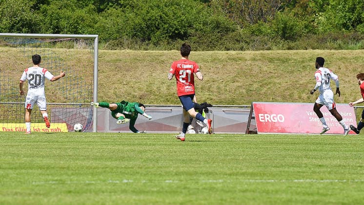 Fußball-Regionalliga Nordost, Saison 2025 2026, 34. Spieltag, FC Eilenburg vs. Hallescher FC (16.05.2026) Tor für den HFC beim Spiel Eilenburg gegen Halle (16.05.2026). Torschütze Bocar Baro (Angriff Sturm Hallescher FC, Rückennummer 26) (re.) trifft gegen Niclas Ben Edelmann (Torwart Eilenburg, Rückennummer 1) zum 0:1. Eilenburg Sachsen Deutschland Ilburg-Stadion