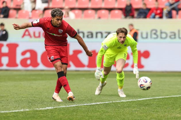3. Liga; FC Ingolstadt 04 - SV Waldhof Mannheim; Yann Sturm (7, FCI) Tor Jubel Treffer überläuft Torwart Nijhuis Thijmen (1 SVWM) 5:1 3. Liga - FC Ingolstadt 04 Saison 2025 2026 SV Waldhof Mannheim;