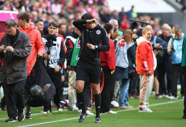 Fussball, Herren, Bundesliga, Saison 2025 2026, FC Bayern München - 1.FC Köln, Allianz Arena Deniz Aytekin bei seinen letzten Spiel als Schiedsrichter, traurig, Tränen, weinen, Emotion, Hand im Gesicht DFB, DFL regulations prohibit any use of photographs as image sequences and or quasi-video