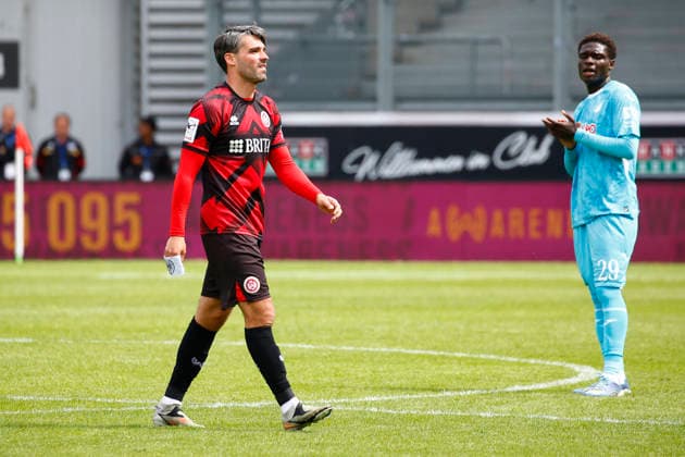 16.05.2026, xavx, Fussball 3.Liga, SV Wehen Wiesbaden - TSG Hoffenheim U23 v.l. Sascha Mockenhaupt (SV Wehen Wiesbaden) verlässt den Platz. (DFL DFB REGULATIONS PROHIBIT ANY USE OF PHOTOGRAPHS as IMAGE SEQUENCES and or QUASI-VIDEO) Wiesbaden