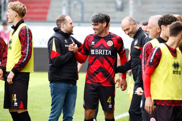 16.05.2026, xavx, Fussball 3.Liga, SV Wehen Wiesbaden - TSG Hoffenheim U23 v.l. Sascha Mockenhaupt (SV Wehen Wiesbaden) verlässt den Platz. (DFL DFB REGULATIONS PROHIBIT ANY USE OF PHOTOGRAPHS as IMAGE SEQUENCES and or QUASI-VIDEO) Wiesbaden