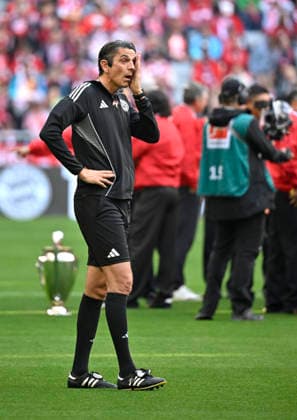 Emotion Traenen Schiedsrichter Referee Deniz Aytekin weint vor seinem letzten Bundesligaspiel Verabschiedung FC Bayern Muenchen FCB vs 1. FC Koeln 16.05.2026 DFL REGULATIONS PROHIBIT ANY USE OF PHOTOGRAPHS AS IMAGE SEQUENCES AND OR QUASI-VIDEO FC Bayern Muenchen FCB vs 1. FC Koeln
