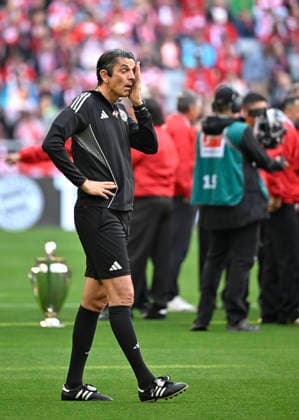 Emotion Traenen Schiedsrichter Referee Deniz Aytekin weint vor seinem letzten Bundesligaspiel Verabschiedung FC Bayern Muenchen FCB vs 1. FC Koeln 16.05.2026 DFL REGULATIONS PROHIBIT ANY USE OF PHOTOGRAPHS AS IMAGE SEQUENCES AND OR QUASI-VIDEO FC Bayern Muenchen FCB vs 1. FC Koeln
