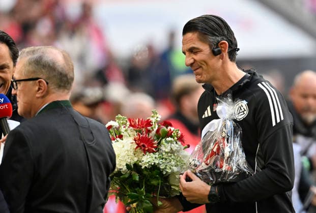 Emotion Traenen Schiedsrichter Referee Deniz Aytekin weint vor seinem letzten Bundesligaspiel Verabschiedung Blumen Blumenstrauss FC Bayern Muenchen FCB vs 1. FC Koeln 16.05.2026 DFL REGULATIONS PROHIBIT ANY USE OF PHOTOGRAPHS AS IMAGE SEQUENCES AND OR QUASI-VIDEO FC Bayern Muenchen FCB vs 1. FC Koeln