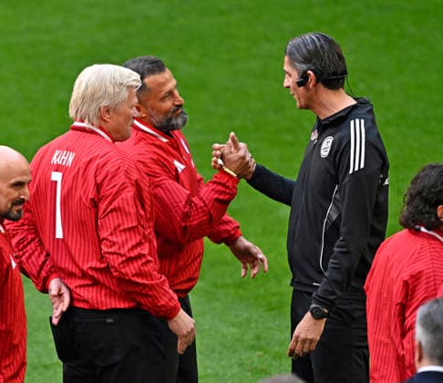 16.05.2026, Fussball Bundesliga 2025 2026, 34.Spieltag, FC Bayern München - 1.FC Köln, in der Allianz-Arena München, Schiedsrichter Deniz Aytekin Oberasbach) beendet seine Schiedsrichter Karriere, Hasan Salihamidzic und Oliver Kahn (beide Bayern München) feiern den Schiedsrichter,