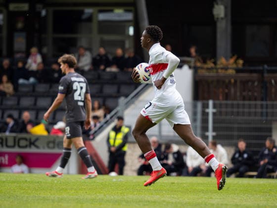 Mansour Ouro-Togba (VfB Stuttgart II, 27) zum 2:4 holt sich den Ball GER, VfB Stuttgart II vs. VfL Osnabrueck, Fussball, 3. Bundesliga, 38. Spieltag, Spielzeit 2025 2026, 16.05.2026 GER, VfB Stuttgart II vs. VfL Osnabrueck, Fussball, 3. Bundesliga, 38. Spieltag, Spielzeit 2025 2026, 16.05.2026 Aspach Copyright: xEibner-Pressefoto CarstenxSchwerx EP_CSG