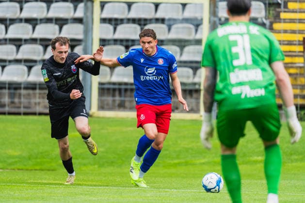 Yannik Schloeßer (Bonner SC, 11) im Zweikampf mit Amin Bouzraa (Wuppertaler SV, 37) an der Seitenlinie Wuppertaler SV vs. Bonner SC, Fussball, Regionalliga-West, 34.Spieltag, Saison 2025 26, 16.05.2026, Wuppertaler SV vs. Bonner SC, Fussball, Regionalliga-West, 34.Spieltag, Saison 2025 26, 16.05.2026 Wuppertal Copyright: xEibner-Pressefoto LukasxBaldygax EP_LBA