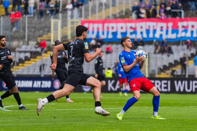 Amin Bouzraa (Wuppertaler SV, 37) wird nach einem Abseits zurueck gepfiffen, Roman Doulashi (Bonner SC, 03) kommt angelaufen Wuppertaler SV vs. Bonner SC, Fussball, Regionalliga-West, 34.Spieltag, Saison 2025 26, 16.05.2026, Wuppertaler SV vs. Bonner SC, Fussball, Regionalliga-West, 34.Spieltag, Saison 2025 26, 16.05.2026 Wuppertal Copyright: xEibner-Pressefoto LukasxBaldygax EP_LBA