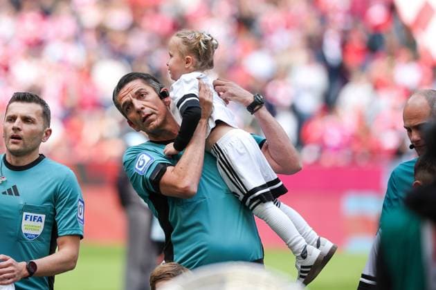 Schiedsrichter, Referee, Deniz Aytekin bei seinem Abschiedsspiel mit seiner Tochter auf dem Arm, FC Bayern Muenchen vs. 1. FC Koeln, Fussball, 1. Bundesliga, 34. Spieltag, 16.05.2026 DFL DFB regulations prohibit any use of photographs as image sequences and or quasi-video Muenchen Bayern Deutschland