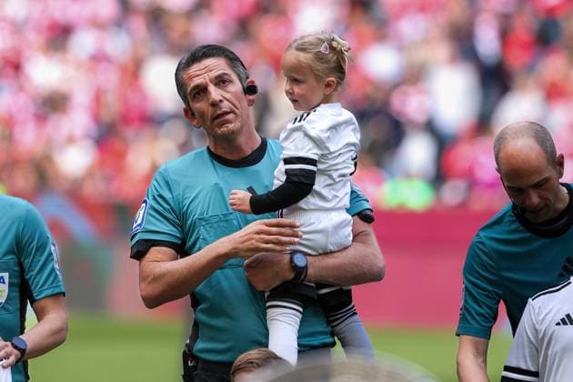 Schiedsrichter, Referee, Deniz Aytekin bei seinem Abschiedsspiel mit seiner Tochter auf dem Arm, FC Bayern Muenchen vs. 1. FC Koeln, Fussball, 1. Bundesliga, 34. Spieltag, 16.05.2026 DFL DFB regulations prohibit any use of photographs as image sequences and or quasi-video Muenchen Bayern Deutschland