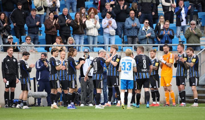 16.05.2026, Fussball, Herren, 3. Liga, Saison 2025 2026, 1. FC Saarbrücken - FC Hansa Rostock, Manuel Zeitz (1. FC Saarbruecken) wird ausgwechselt, seine Mitspieler stehen Spalier Saarbrücken Ludwigsparkstadion Saarland Deutschland (DEU) Copyright: xFabianxKleerx