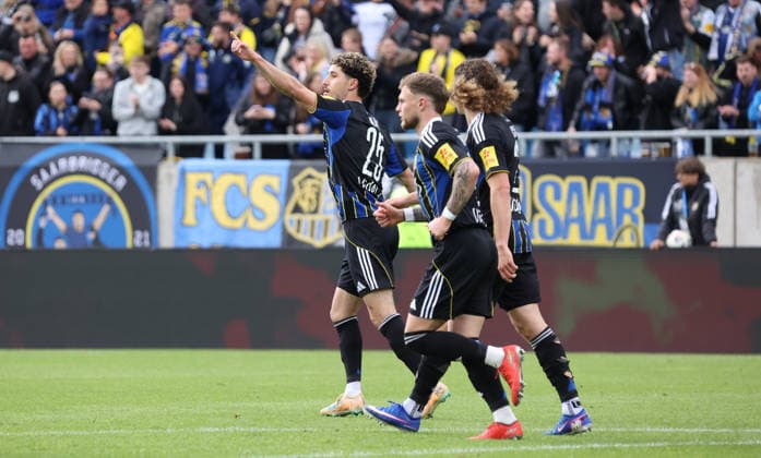 16.05.2026, Fussball, Herren, 3. Liga, Saison 2025 2026, 1. FC Saarbrücken - FC Hansa Rostock, Torjubel des 1. FC Saarbrücken nach dem Tor zum 2:2 durch Amine Naifi (1. FC Saarbruecken) Saarbrücken Ludwigsparkstadion Saarland Deutschland (DEU) Copyright: xFabianxKleerx